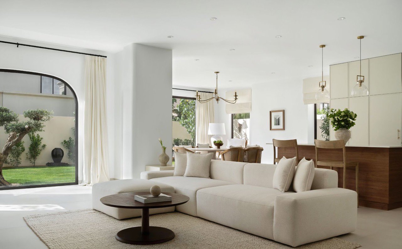 El sofá de The Design House (Dubai) es una pieza destacada de la abierta planta baja. 