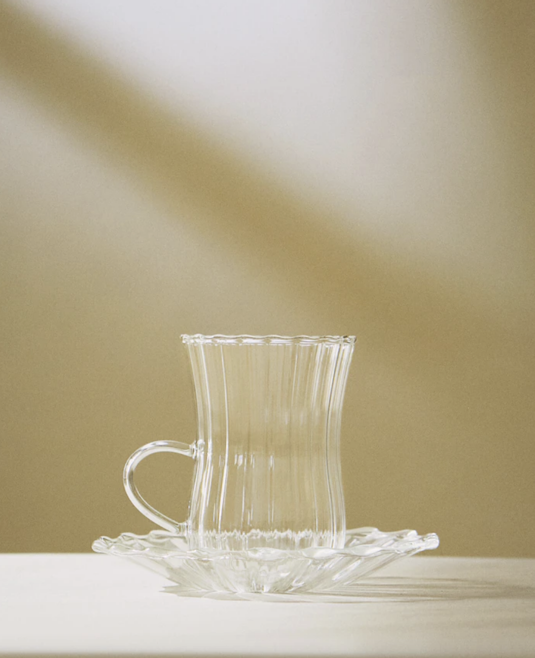 La taza con plato de borosilicato de Zara Home.
