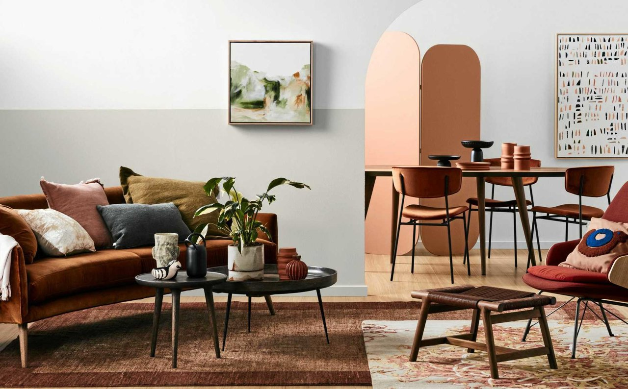 Salon comedor con colores terracota y paredes en color gris y rosa