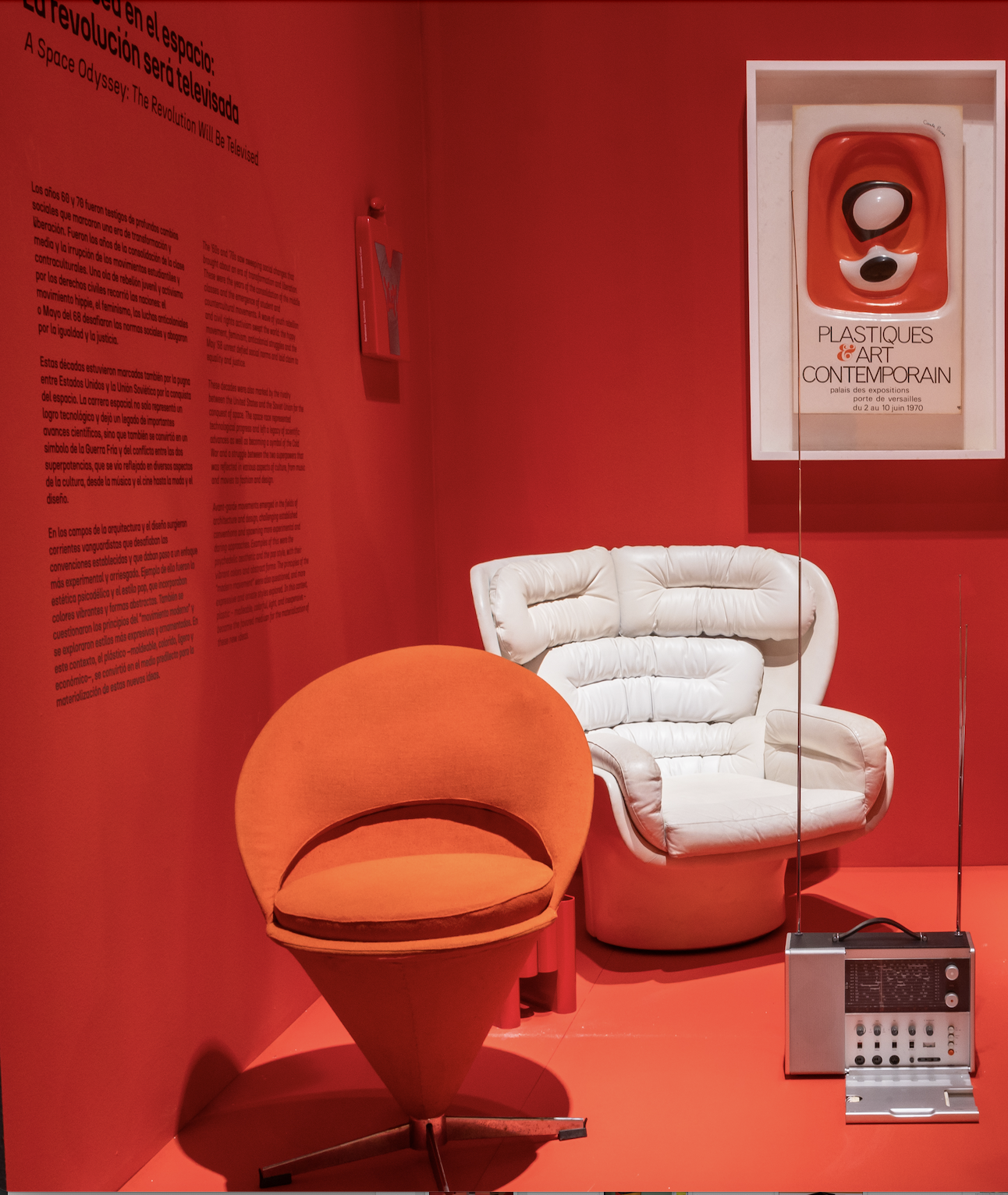silones blanco rojo moderno sillón Elda, Joe Colombo y silla Cone Chair, Verner Panton