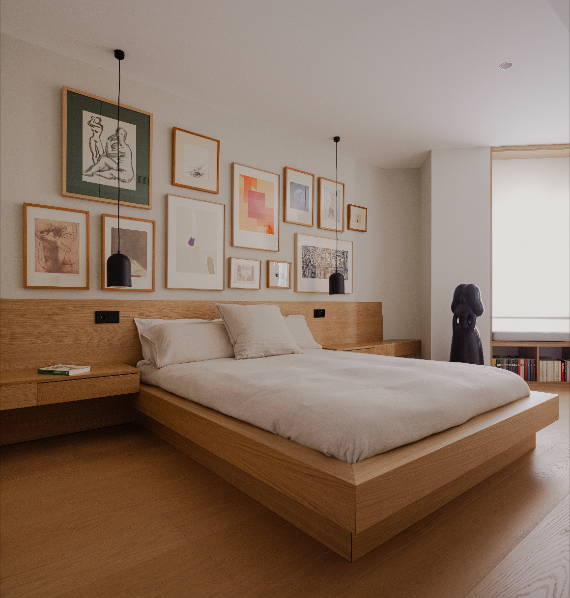 dormitorio con cabecero de madera y cuadros
