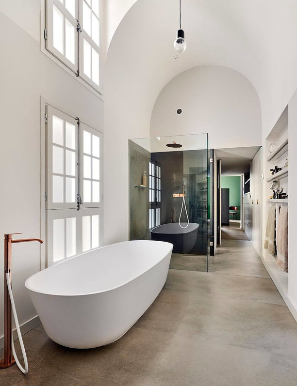 Un baño grande también es acogedor: 5 consejos para decorar (y reformar) sin sensación de vacío