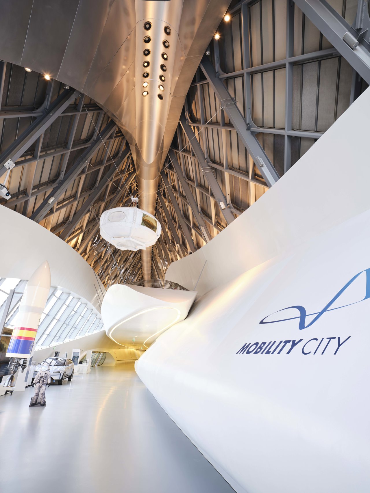 Interior del puente Zaha Hadid, sede de Mobility City