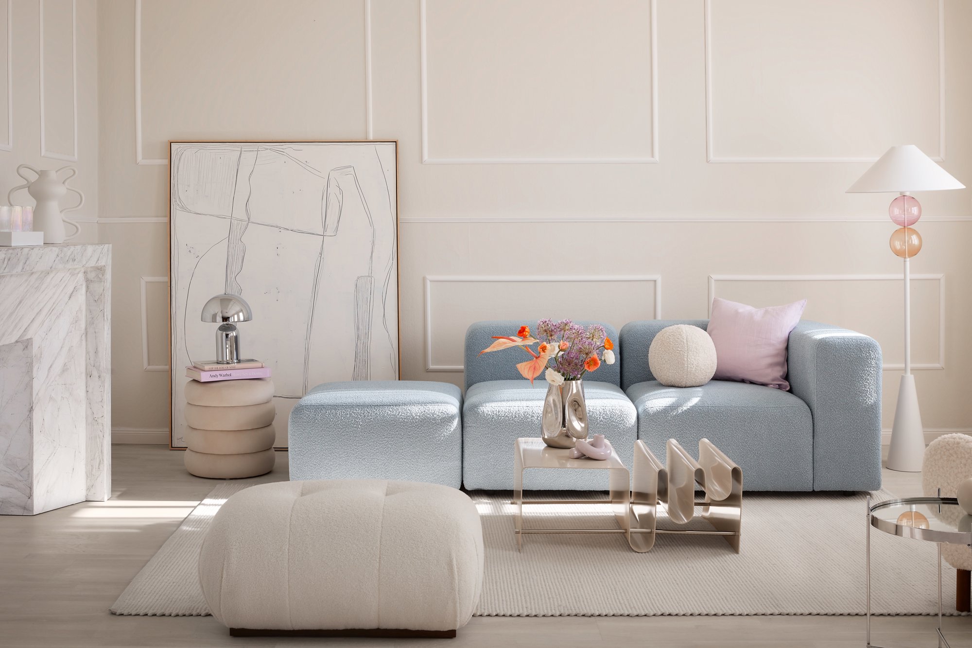 salón con sofá celeste y mesa de centro color crema. 