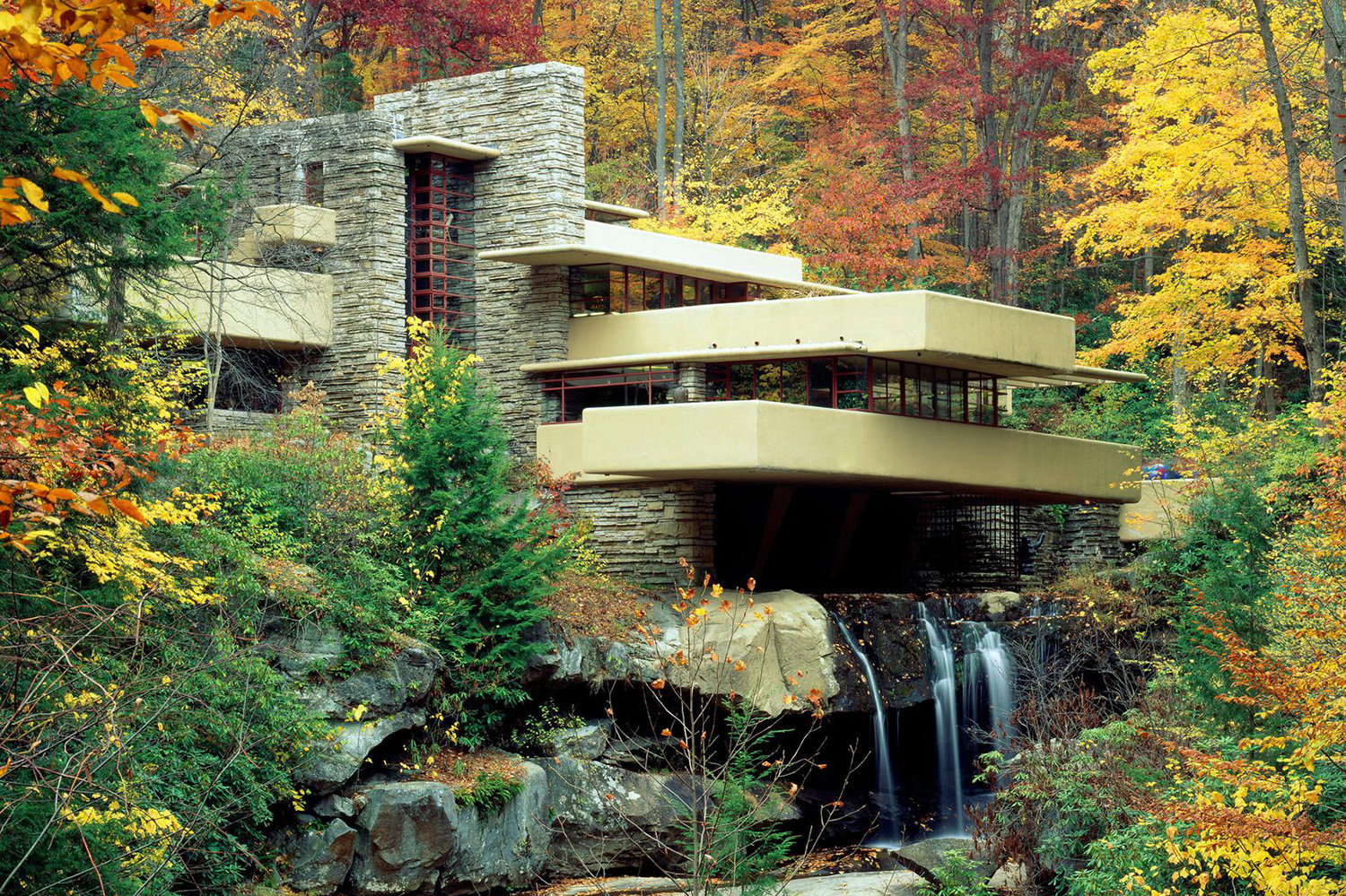 La residencia Kaufmann en Pensilvania, más conocida como Casa de la Cascada (1939) es el proyecto residencial más conocido de Frank Lloyd Wright.