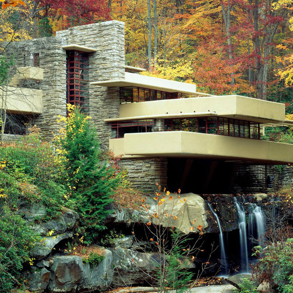 La residencia Kaufmann en Pensilvania, más conocida como Casa de la Cascada (1939) es el proyecto residencial más conocido de Frank Lloyd Wright.