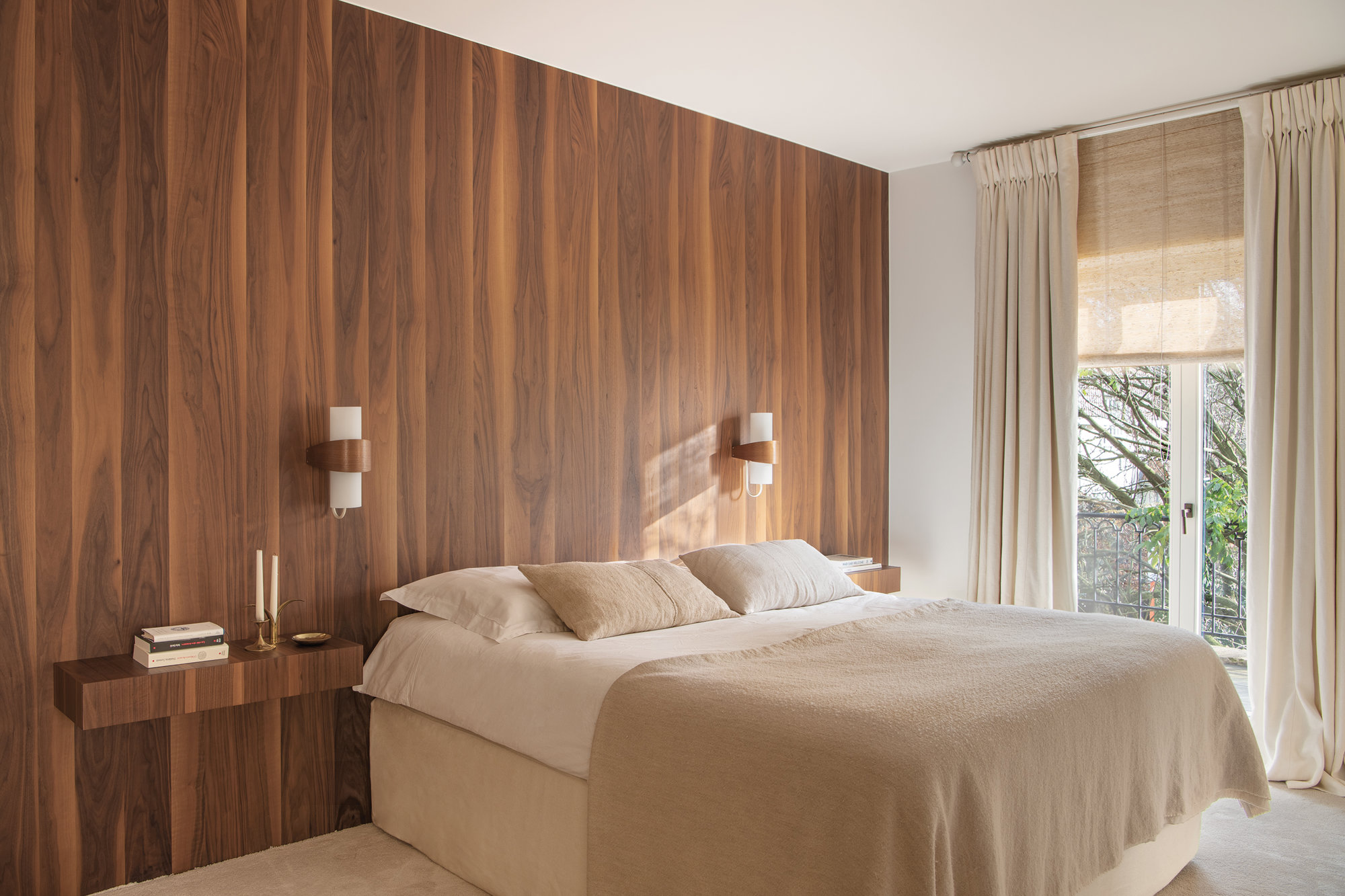 dormitorio principal en tonos neutros y madera de nogal
