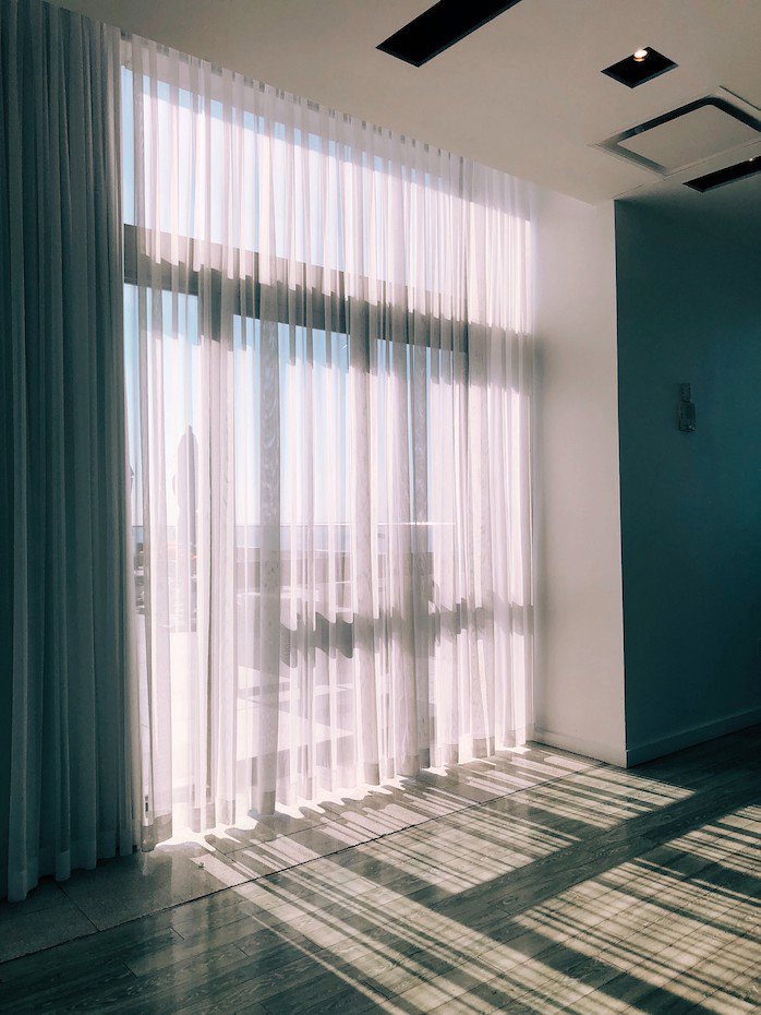 cortinas y luz Jon Tyson/ Unsplash