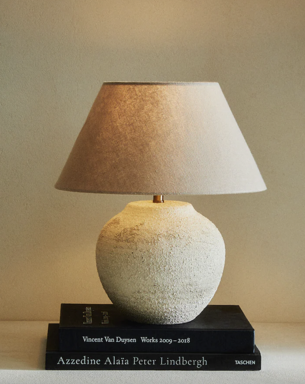 Lámpara de mesa de cerámica envejecida de Zara Home.