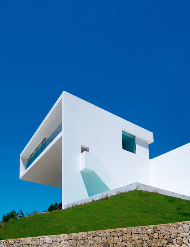 10 casas que apuestan todo por el blanco: una oda a la pureza arquitectónica