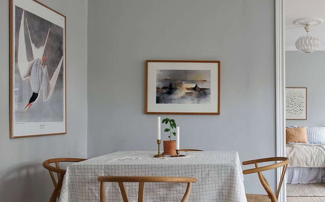 Comedor con paredes en color gris y sillas de madera
