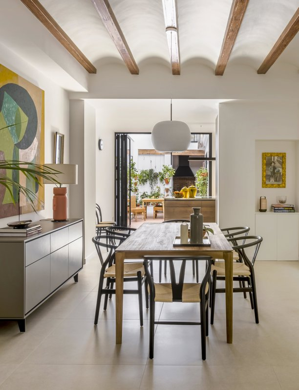 Esta casa valenciana se vertebra a través de un patio mediterráneo al que se abren las estancias interiores