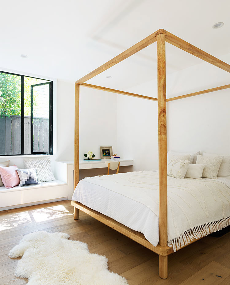 Cuarto de baño con estructura de cama en madera, mobiliario en blanco y rincon de trabajo