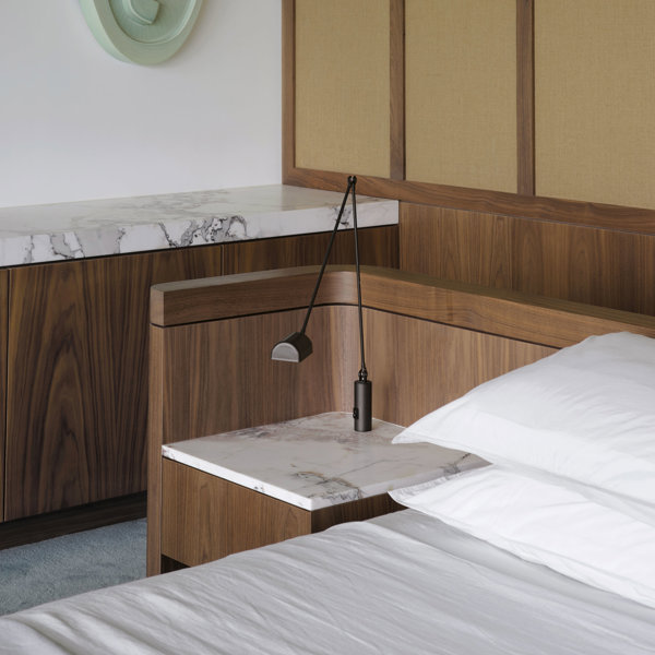 Por qué tener un cabecero con mesita de noche integrada marca la diferencia en la decoración de un dormitorio (sobre todo en pisos pequeños)