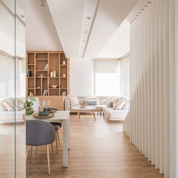 salón comedor abierto en color blanco con madera minimalista