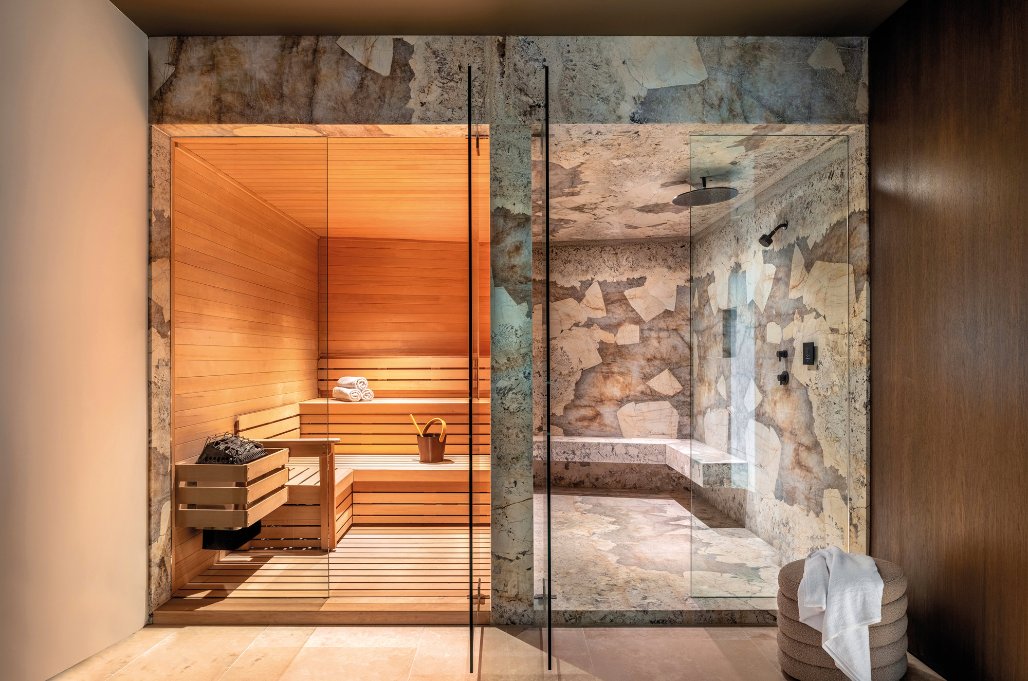 sauna y ducha en el semisótano de la vivienda 