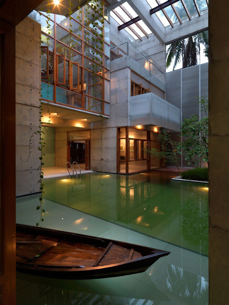 piscina interior de S A Residence proyectada por Shatotto