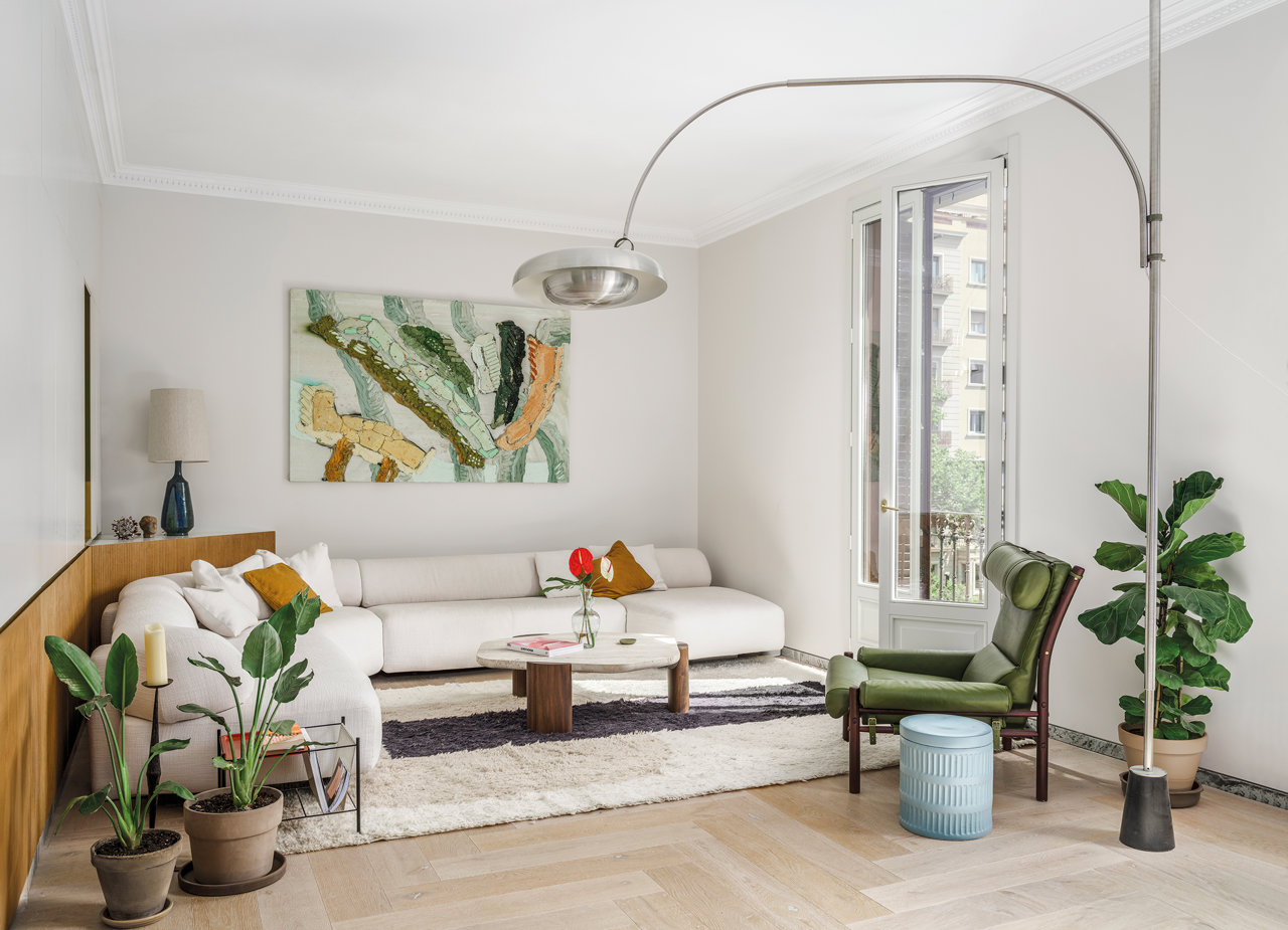 Salón moderno con sofá blanco, cuadro y plantas