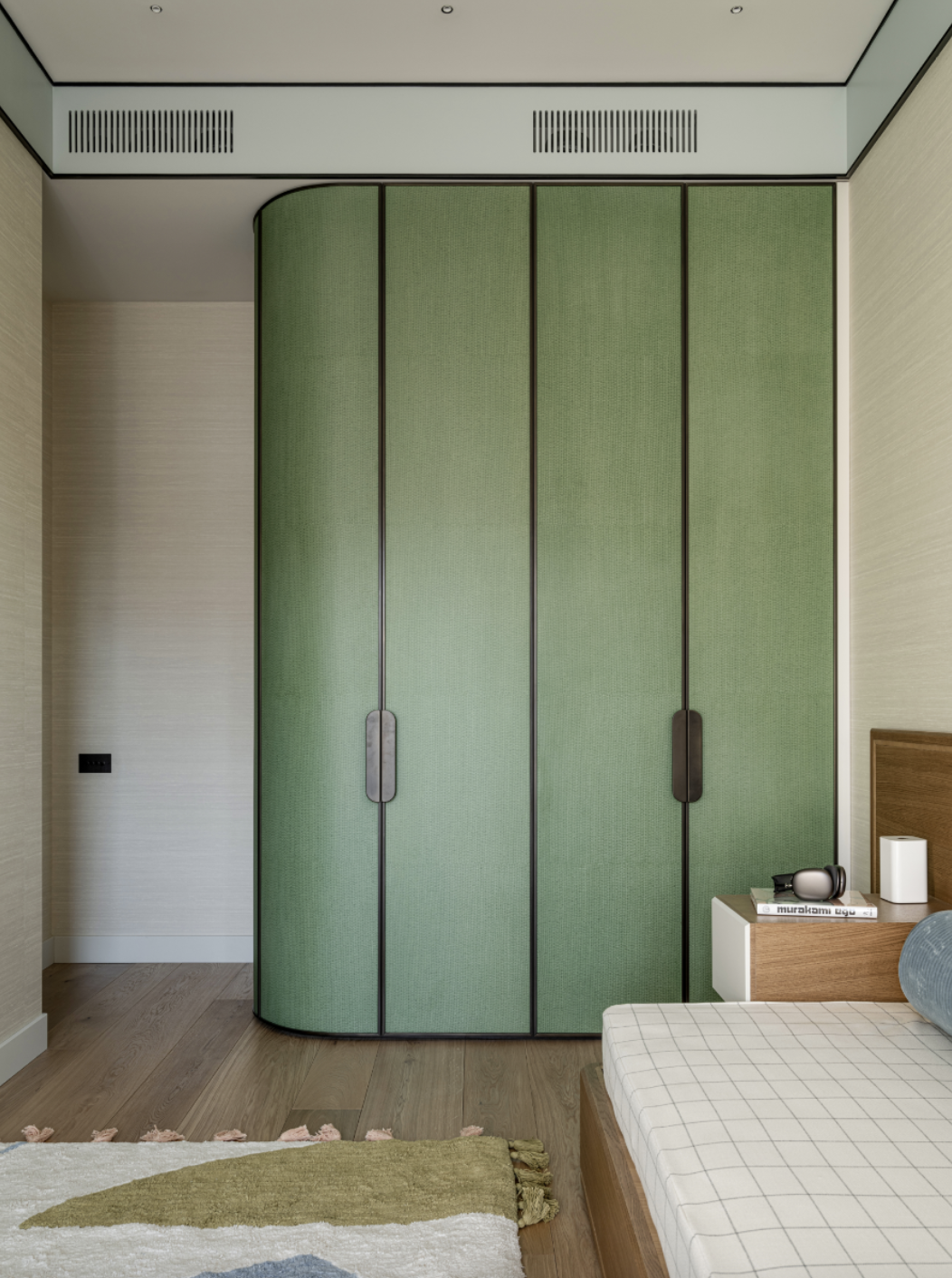 dormitorio con armario verde oliva