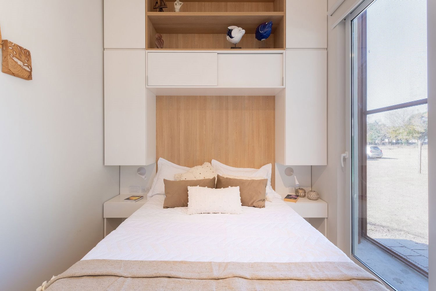 dormitorio blanco y madera