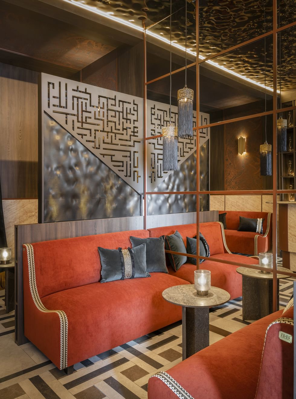 salón estilo asiático sofá rojo celosía metal espejos