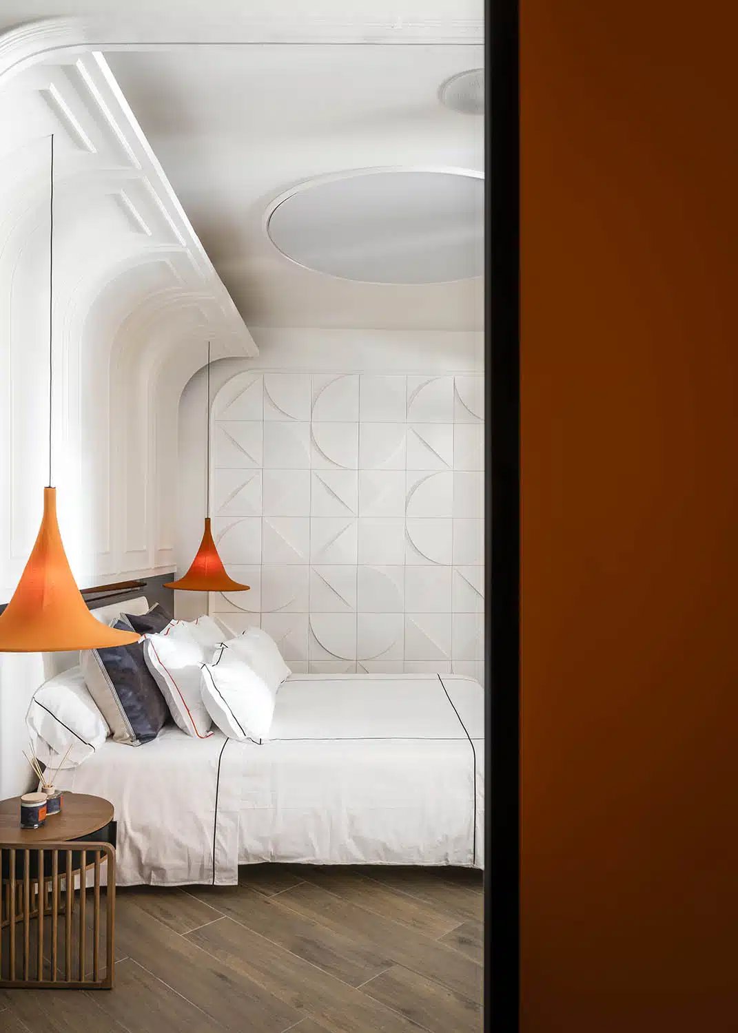 dormitorio blanco pared de cerámica lámparas colgantes naranjas