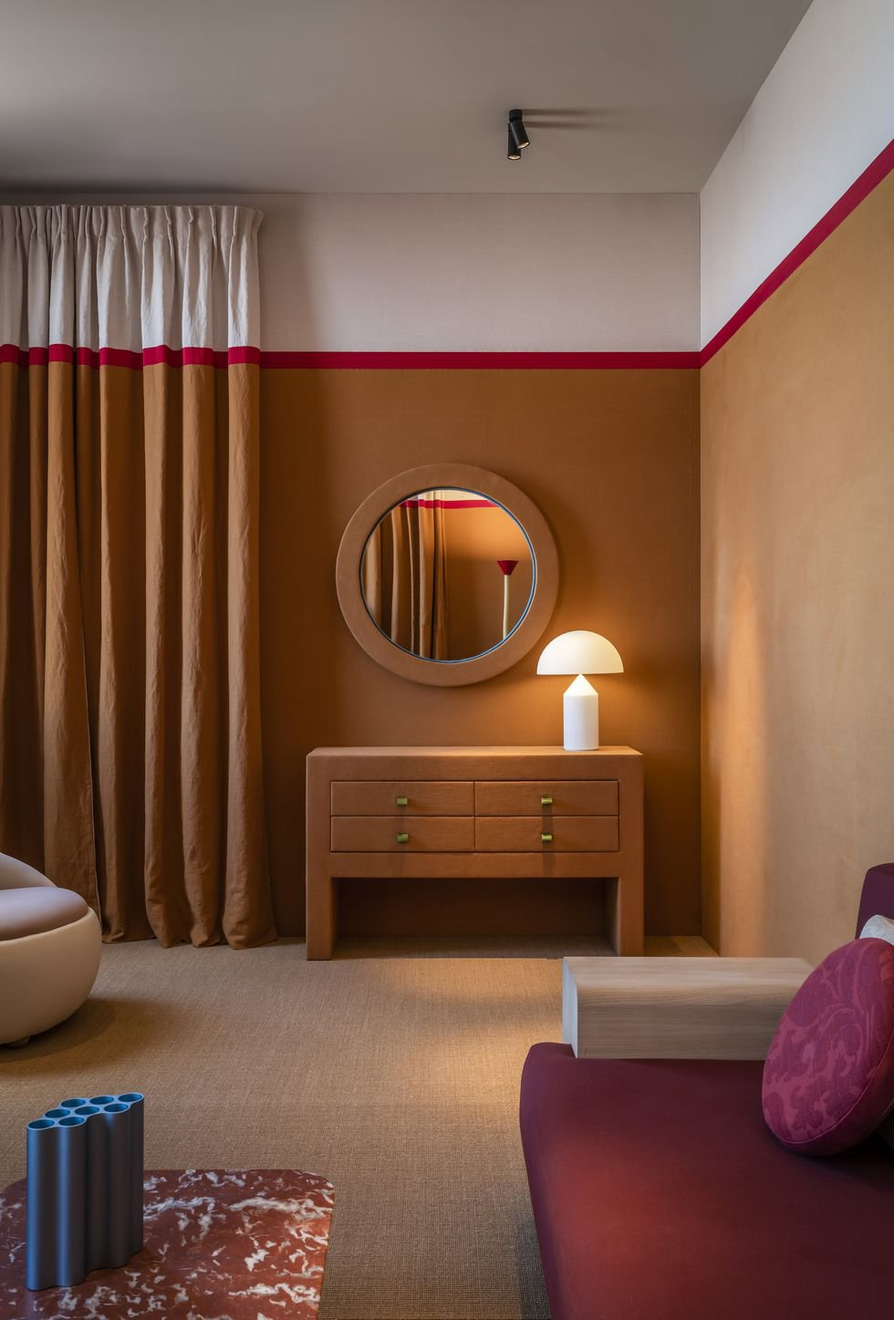 dormitorio marrón tejido integrado en la pared marrón y rojo