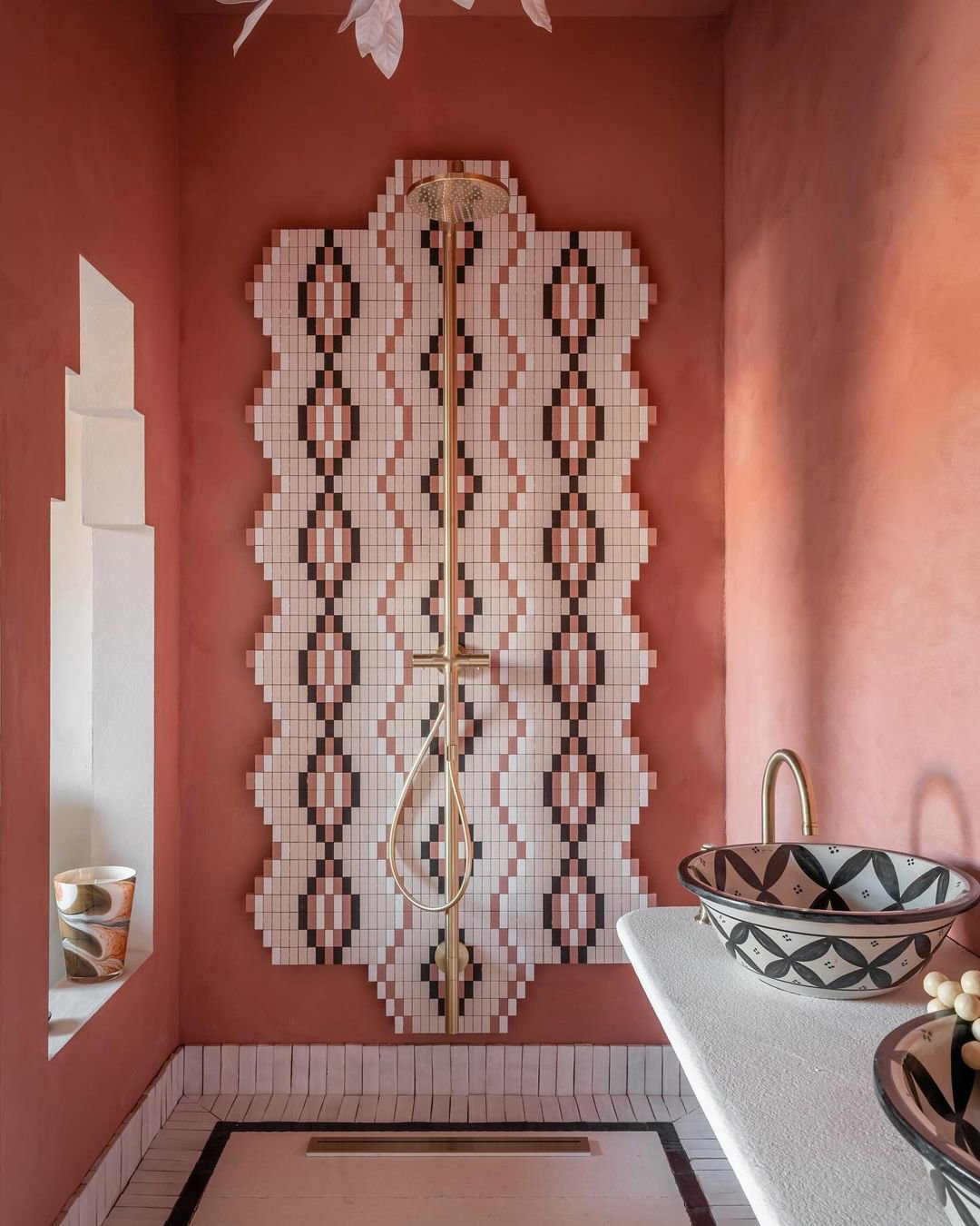 baño naranja cerámica ducha dorada lavabo diseño