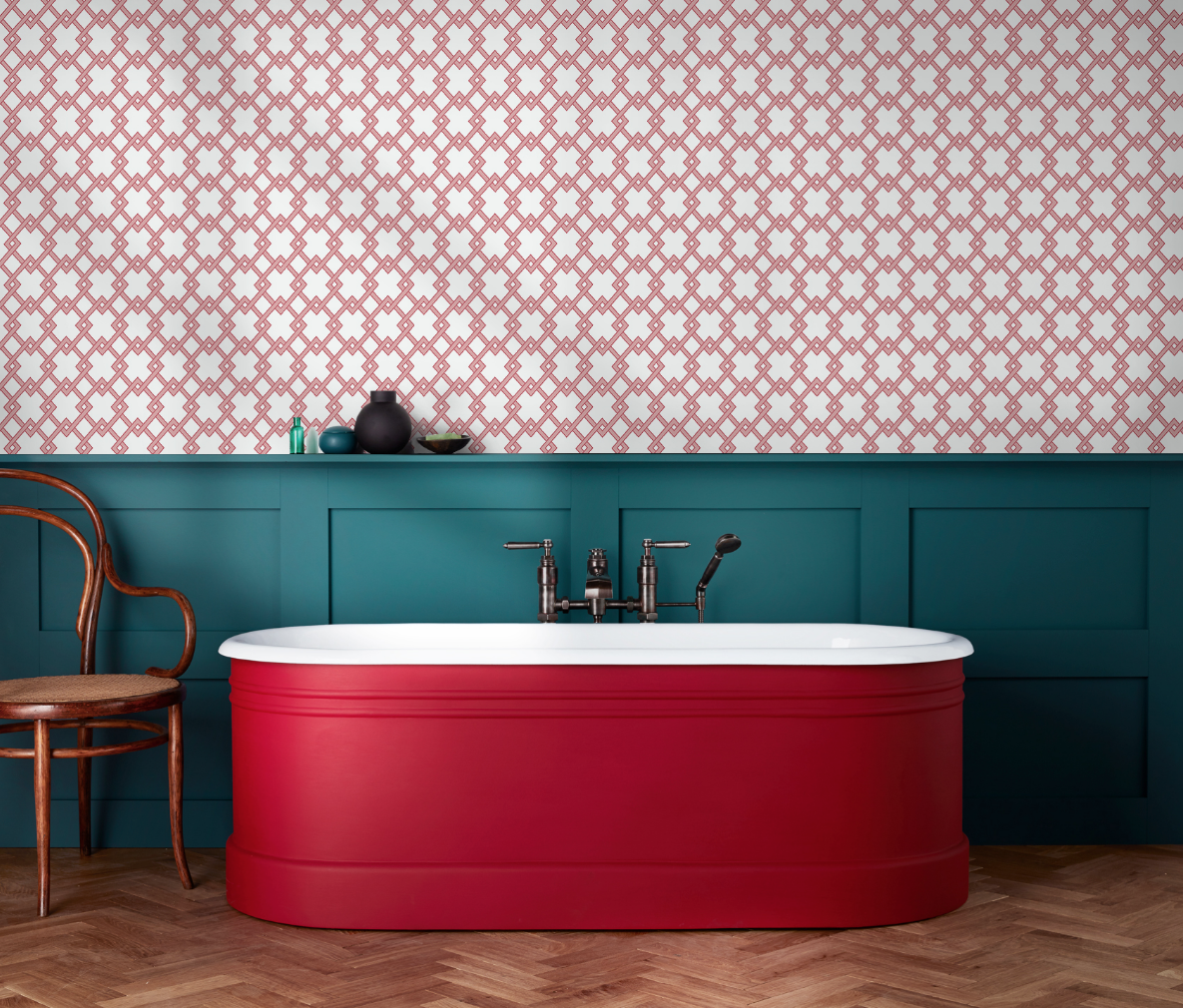 baño con bañera roja, silla de madera y decorado con papel pintado