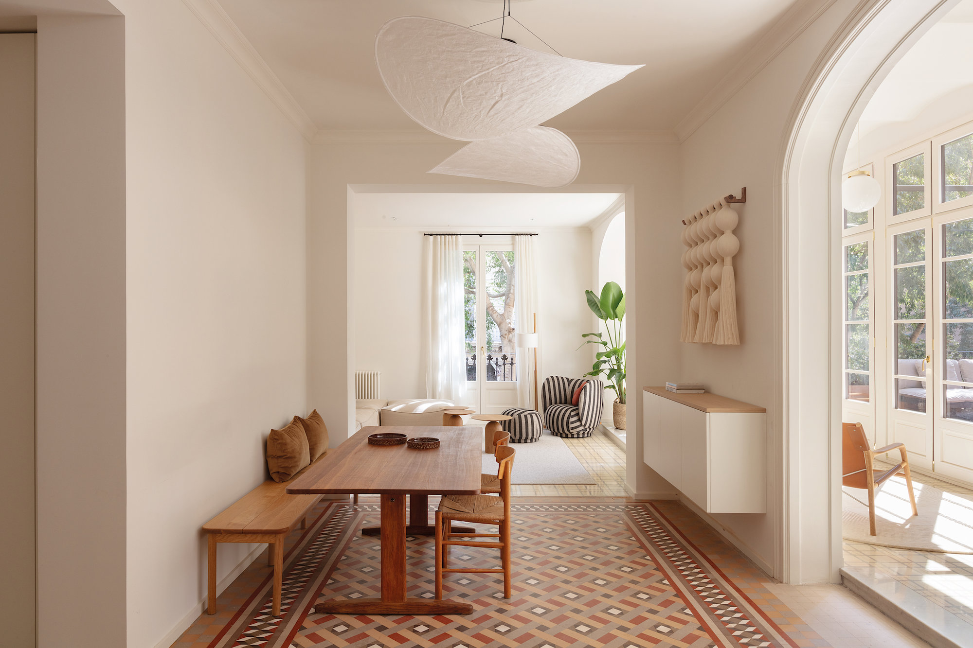 Un piso en l'Eixample ha renovado su aspecto gracias a la reforma de Aromir Arquitectes y la interiorista Laura Muñoz. 