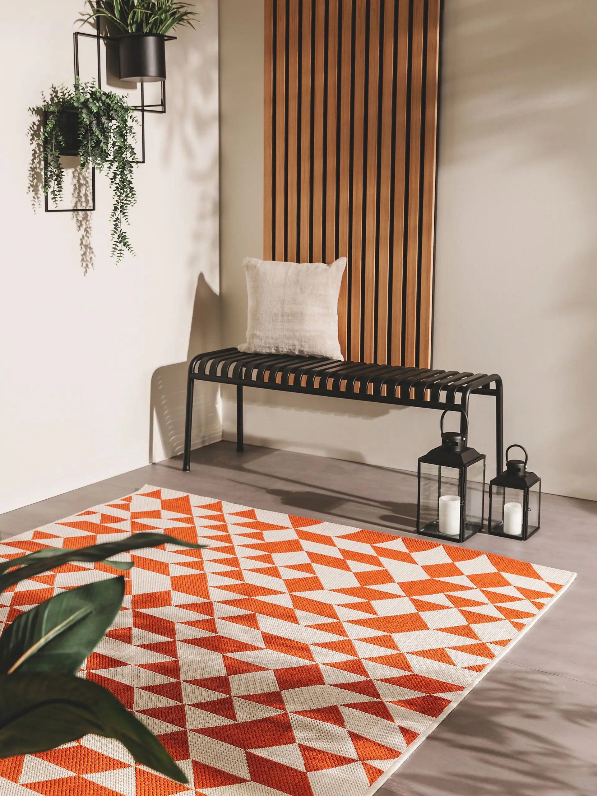 alfombra exterior naranja y roja mueble metálico