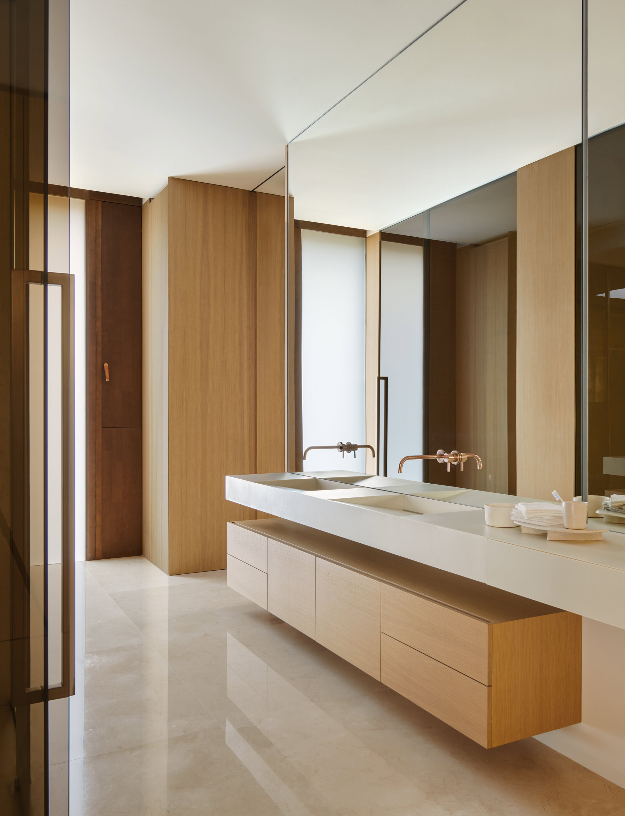 baño de la suite en color crema y muebles de madera a medida 