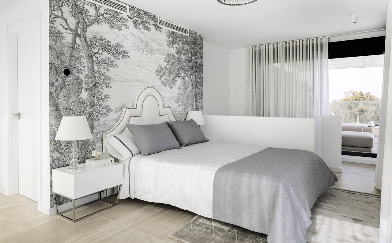 dormitorio con papel pintado en gris Amador Toril para Alberto Torres
