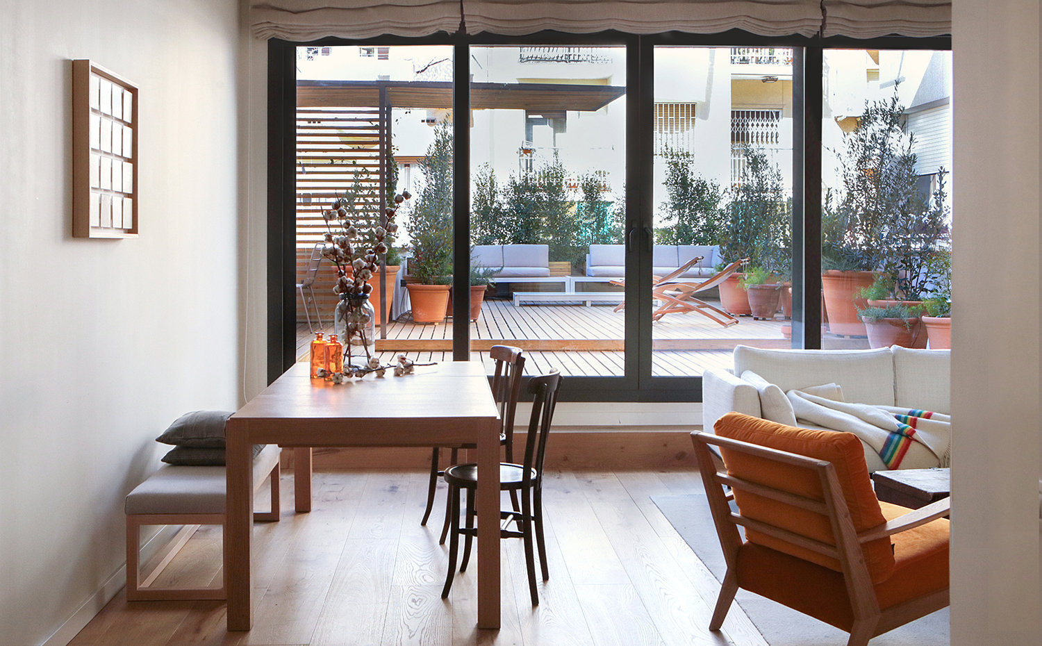 Comedor, mesa de madera, bancada, exterior patio interior, butaca madera, sofá blanco