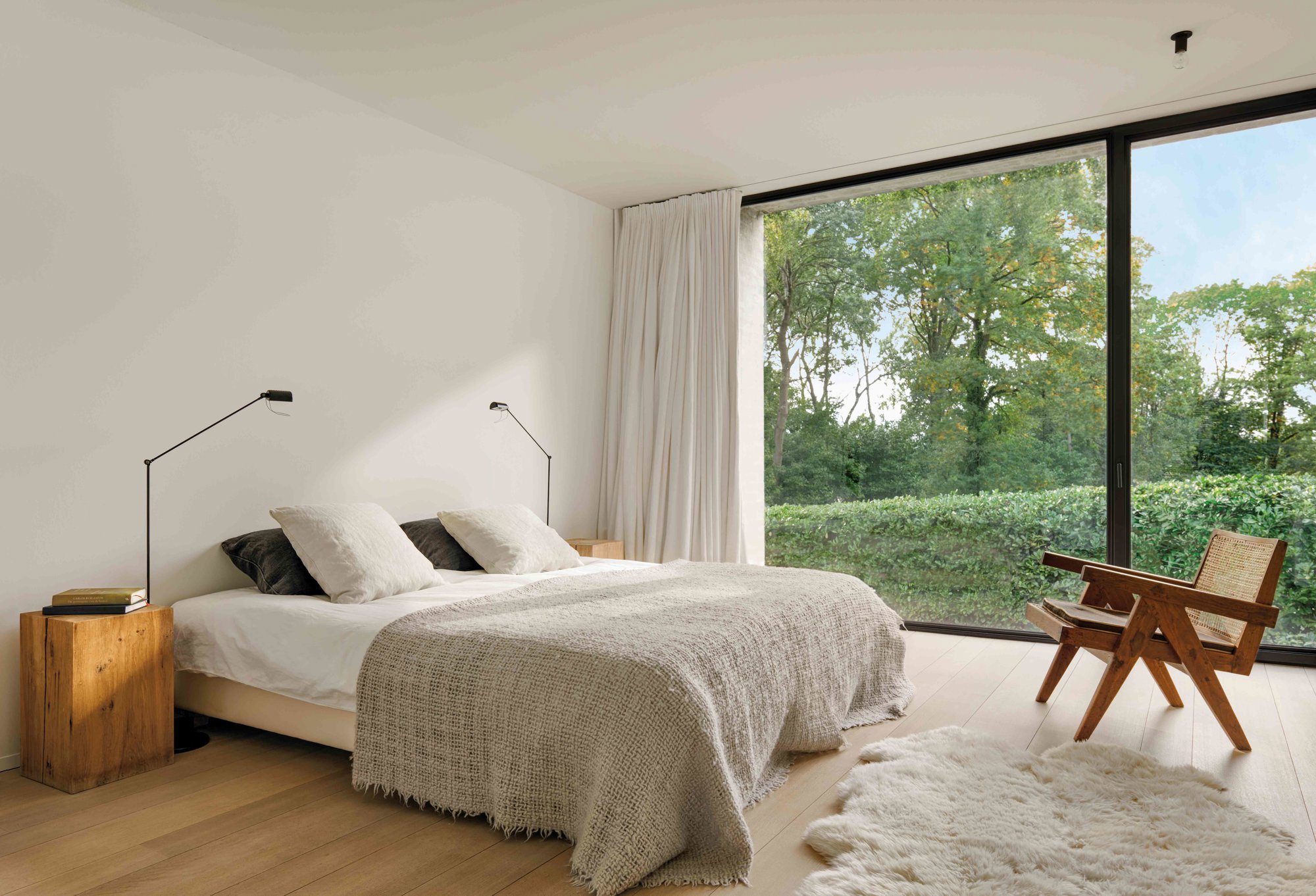 Dormitorios minimalista en blanco con ventanal