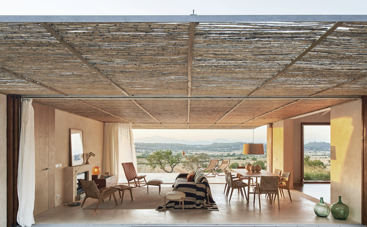 Vistas del salon abierto de Casa en Mallorca del estudio de arquitectura OHLAB