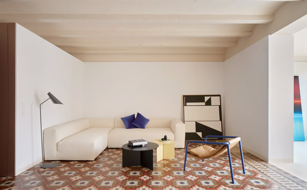 El salón combina texturas originales con mobiliario contemporáneo. 