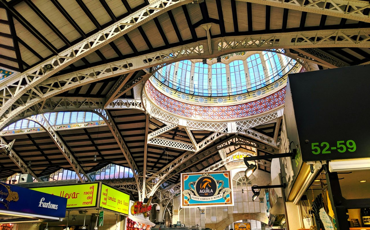 La cúpula del Mercado Central de Valencia es un imprescindible en este recorrido
