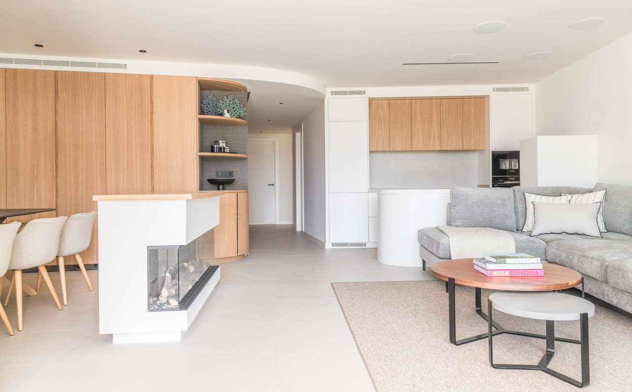 Madera y blanco dan vida a esta moderna casa para disfrutar durante todo el año en Ibiza