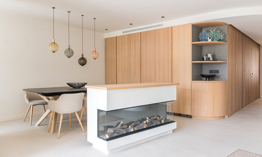 Ibiza todo el año: el encanto de una casa minimalista que logra el equilibrio entre la calidez de la madera y la pureza del blanco