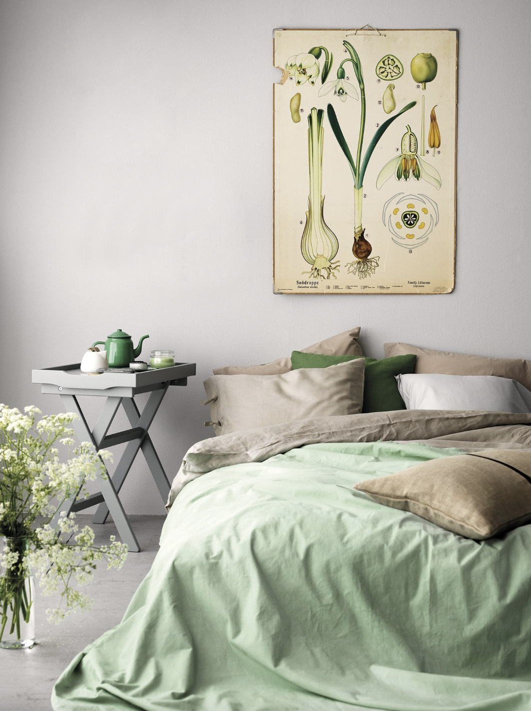 dormitorio con funda nordica verde claro