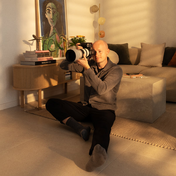 EN EXCLUSIVA el fotógrafo de moda The Styleograph nos enseña su casa de Barcelona: “Me gusta vivir con pocas piezas, pero de alta calidad”