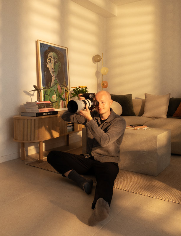 EN EXCLUSIVA el fotógrafo de moda The Styleograph nos enseña su casa de Barcelona: “Me gusta vivir con pocas piezas, pero de alta calidad”