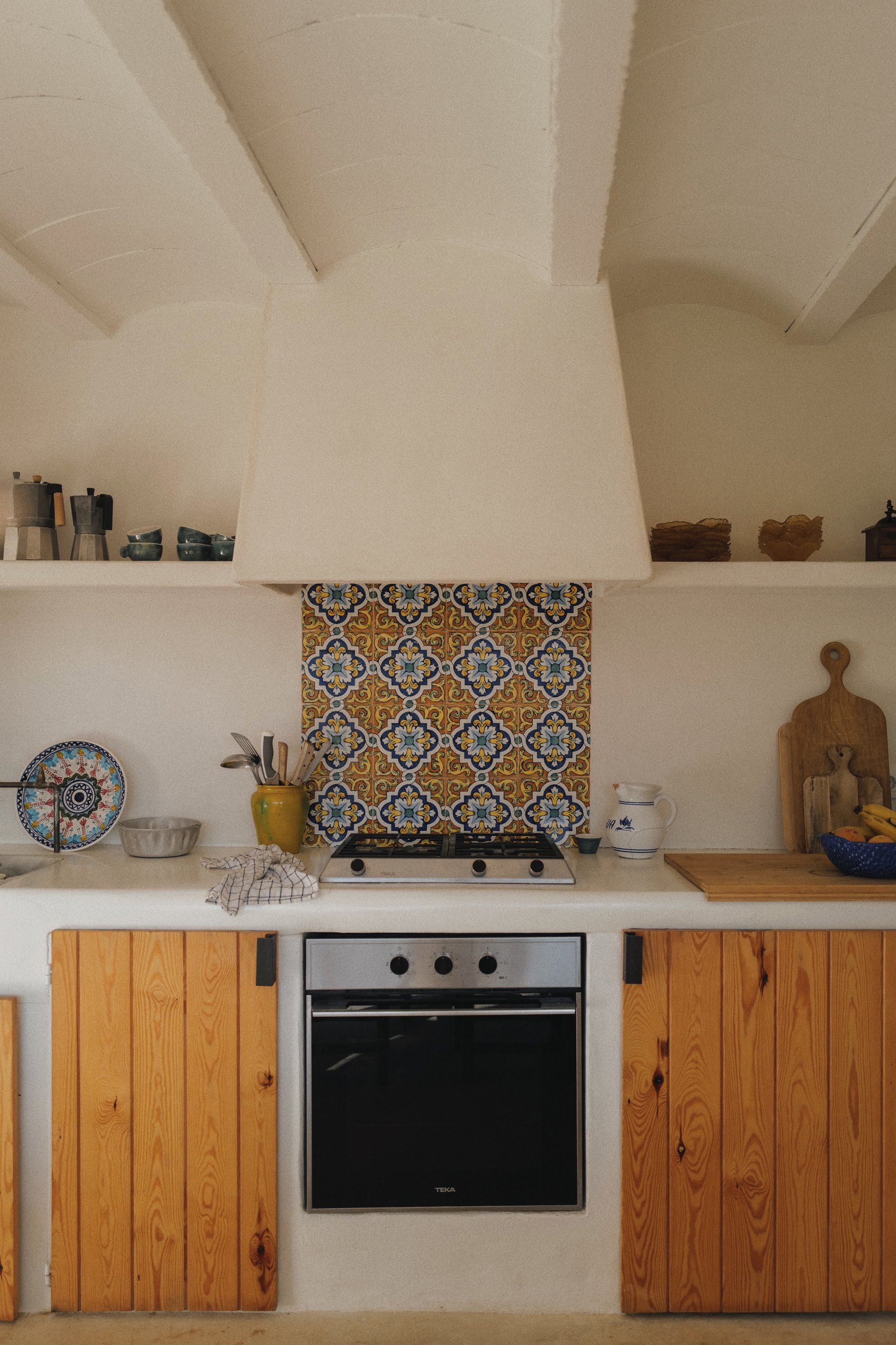cocina rural azulejos cal blanco madera casa vacaciones de Woodward Studio