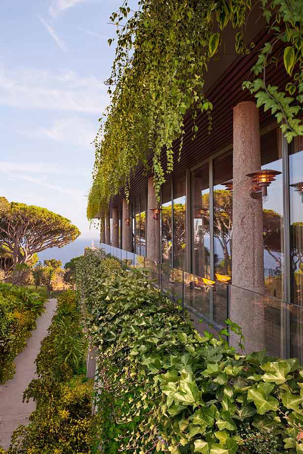 Jardines verticales del hotel diseñado por Philippe Starck en la Costa Azul.