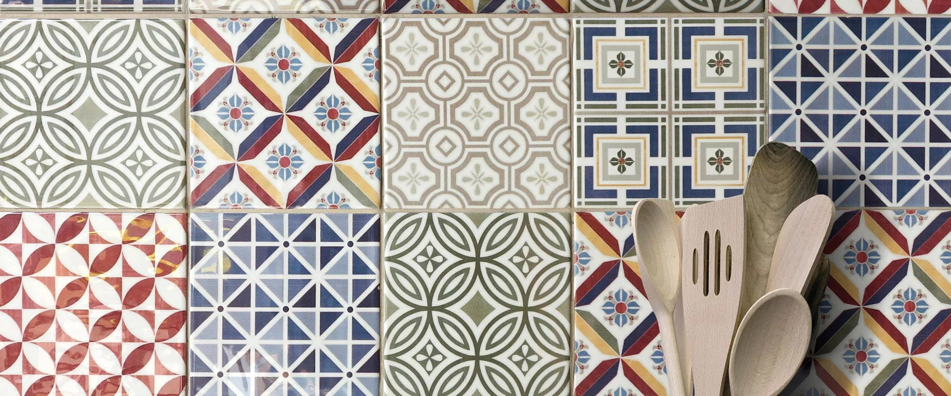 azulejos de con distintos patrones en cocina
