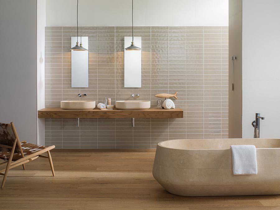 baño minimalista con azulejos en beige Noken