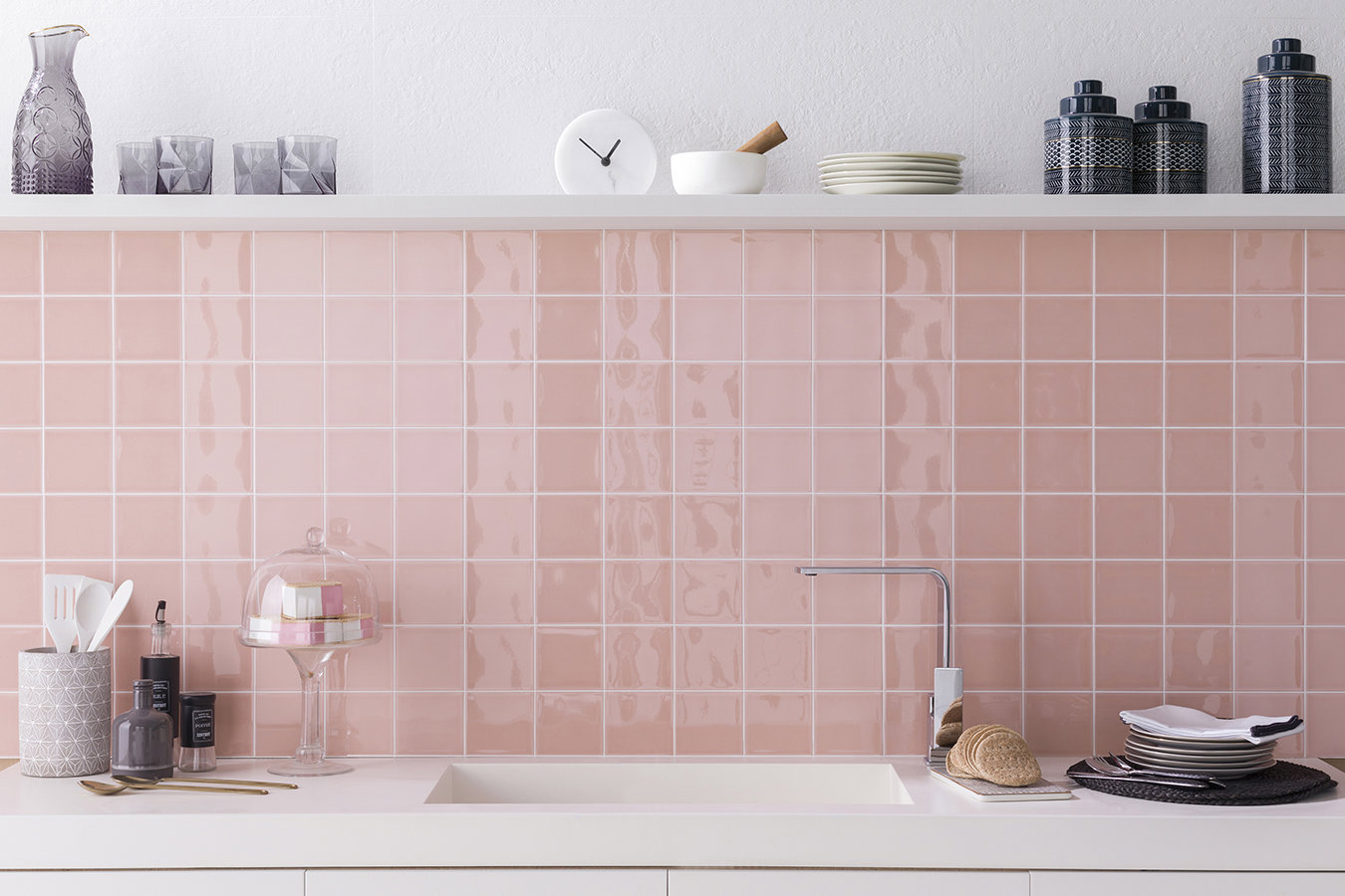 cocina con azulejos rosa empolvado y griferi´a Noken