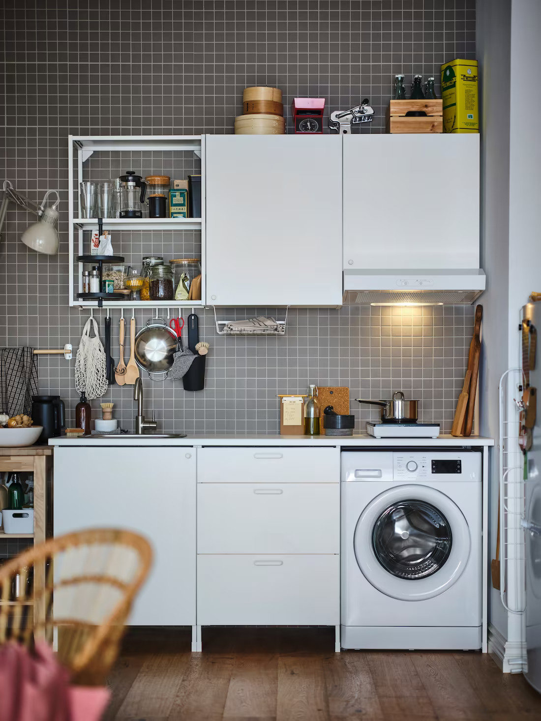 cocina en blanco con azulejos en gris IKEA