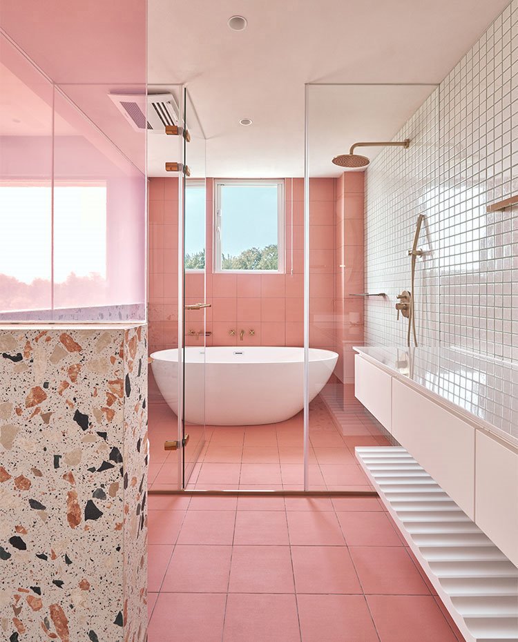 baño con azulejos rosas y blancos 